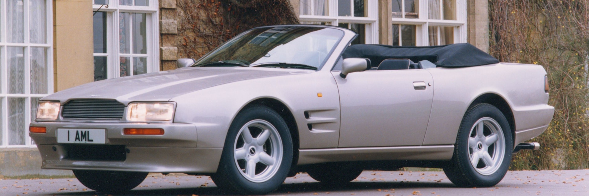 Der Aston Martin Virage Volante entstand unter der Ägide von Ford und dürfte nicht zu den ganz heißen Anwärtern auf den Titel des legendärsten Modells der Marke zählen.&nbsp;