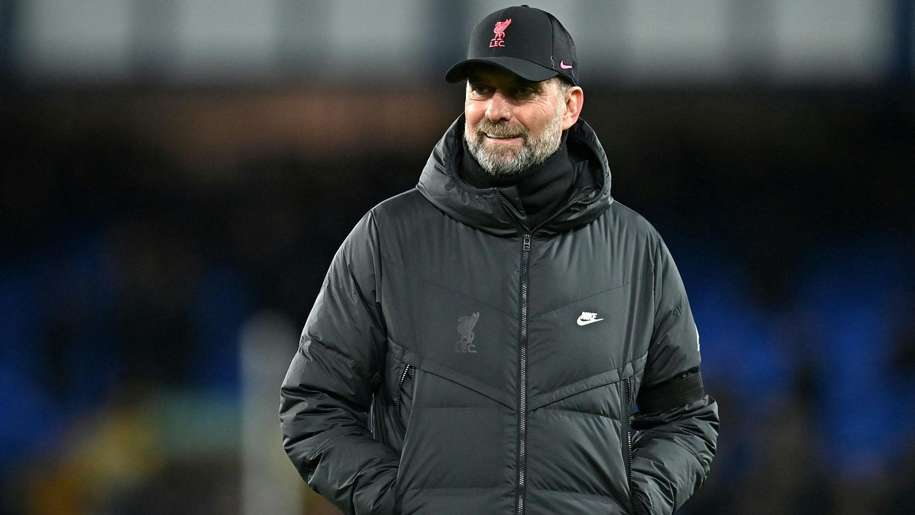 Liverpools Trainer Jürgen Klopp wird beim Spitzenspiel gegen den FC Chelsea nicht an der Seitenlinie stehen können. Er wird von einem Assistenten vertreten. 
