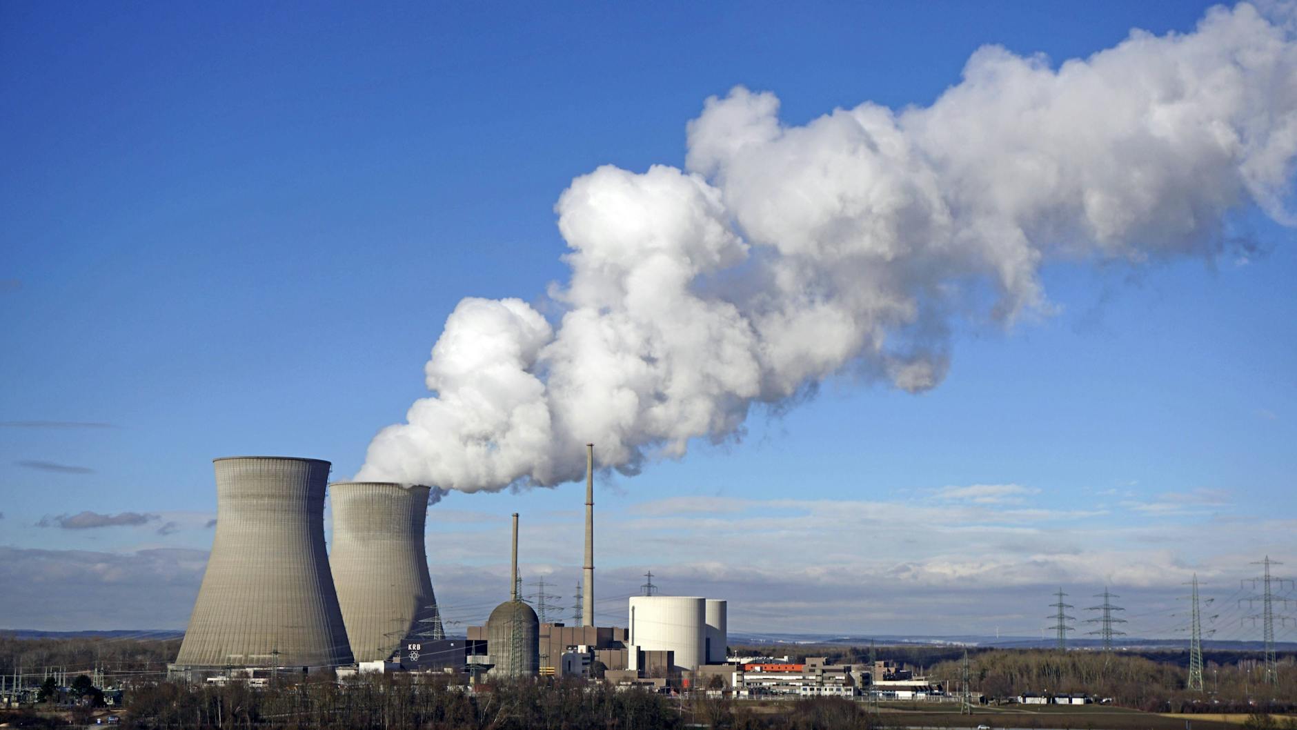 Ein Kernkraftwerk an der Donau im Landkreis Günzburg (Symbolbild). Die EU will trotz Kritik weiterhin an Atomenergie festhalten. 