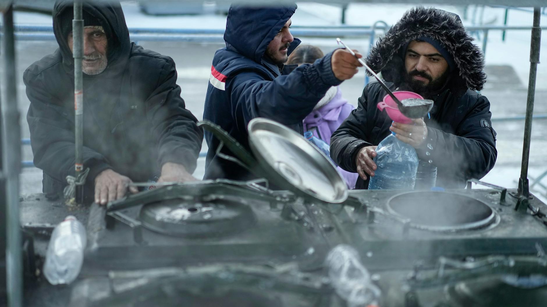 Seit dem 8. November sitzt eine große Gruppe von Migranten, hauptsächlich irakische Kurden, an einem Grenzübergang zu Polen fest. Die meisten von ihnen sind auf der Flucht vor Konflikten oder Hoffnungslosigkeit in ihrer Heimat und wollen westeuropäische Länder erreichen.