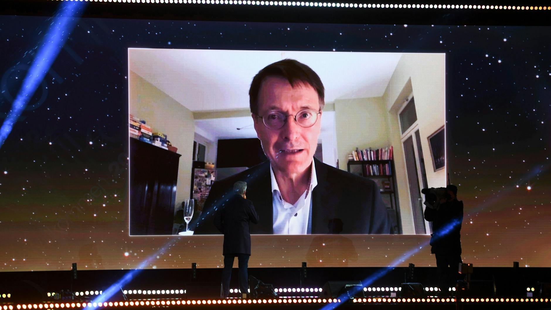 Karl Lauterbach (SPD), Bundesminister für Gesundheit, ist bei der Silvestersendung des ZDF am Brandenburger Tor per Video zugeschaltet. 