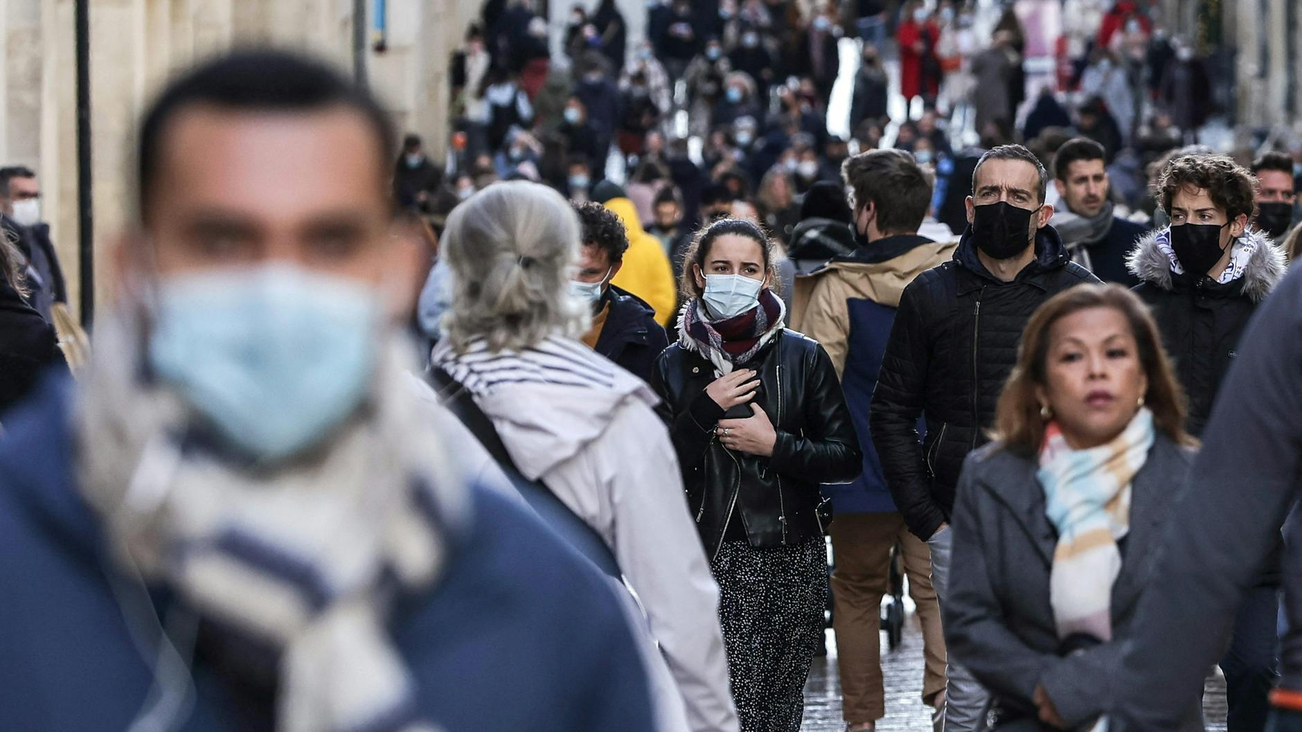 Passanten in Bordeaux. Ab Montag gelten in Frankreich schärfere Corona-Regeln: Dann müssen auch Kinder ab sechs Jahren Maske tragen.
