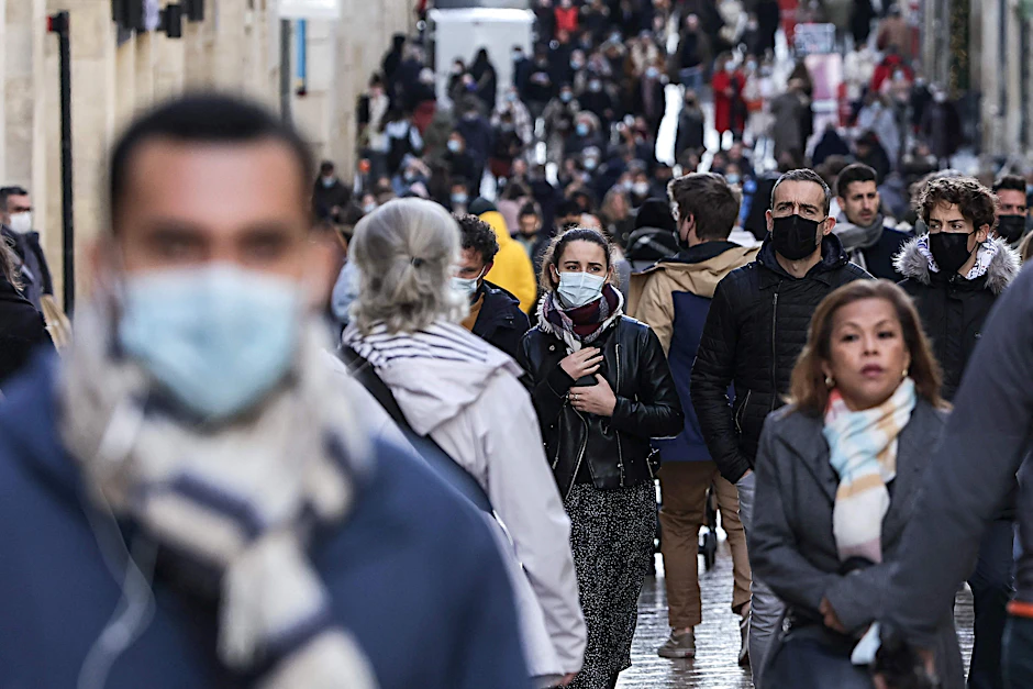 Passanten in Bordeaux. Ab Montag gelten in Frankreich schärfere Corona-Regeln: Dann müssen auch Kinder ab sechs Jahren Maske tragen.