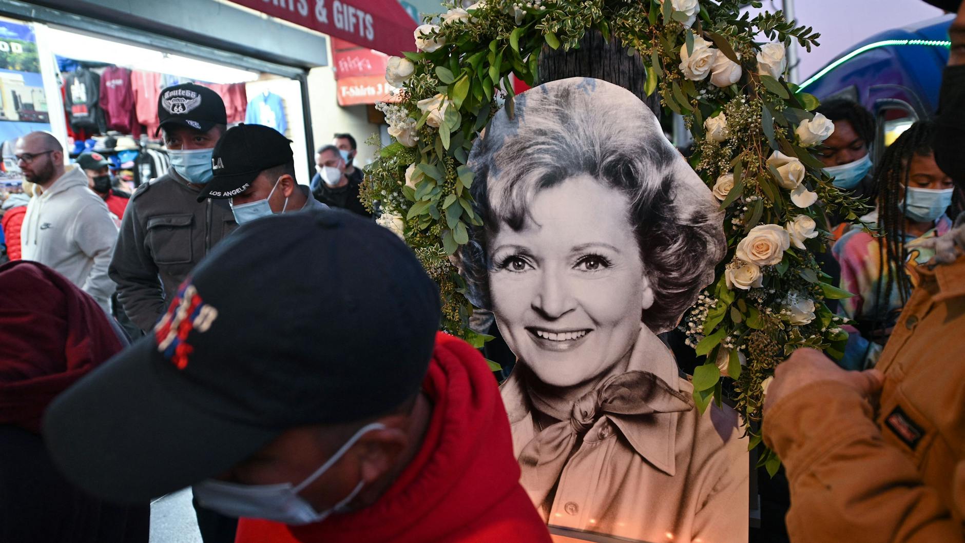 Mit Blumen und einem Porträt nehmen Fans Abschied von Schauspielerin Betty White. 