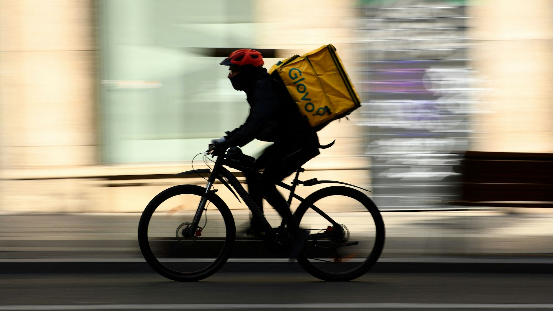 Ein Kurierfahrer des Online-Lieferdienstes Glovo ist auf dem Weg zum Kunden. Die spanische Liefer-App wird wohl von&nbsp;Delivery Hero übernommen.&nbsp;