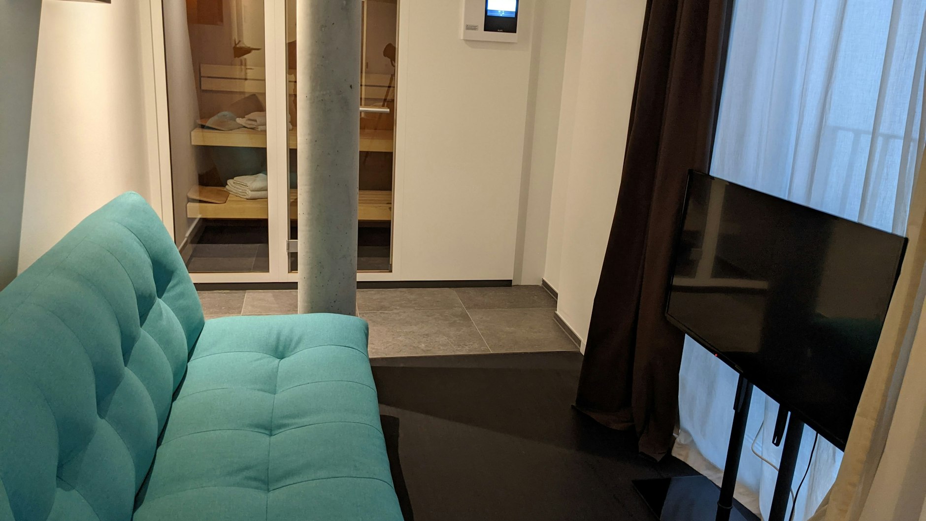 Das Almodóvar-Hotel in Friedrichshain hat auch Zimmer mit eigener Sauna.