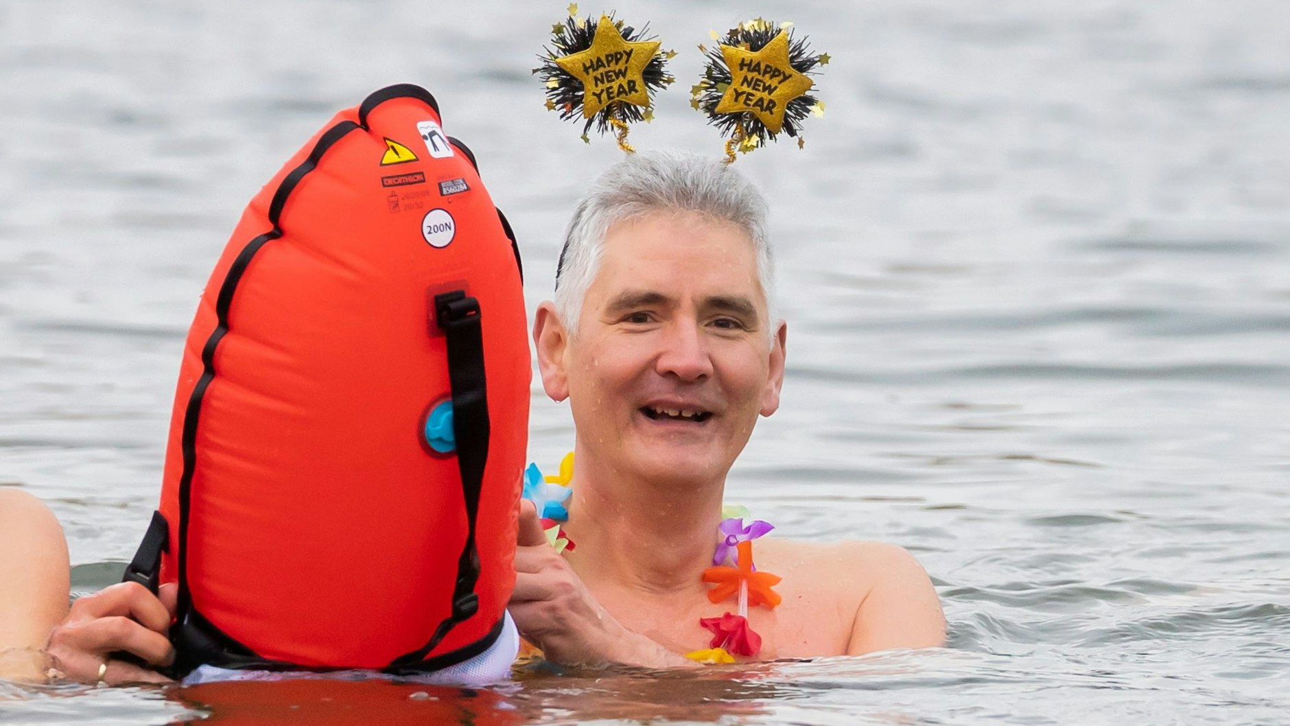 Verkleidungen gehören beim Neujahrsschwimmen einfach dazu.