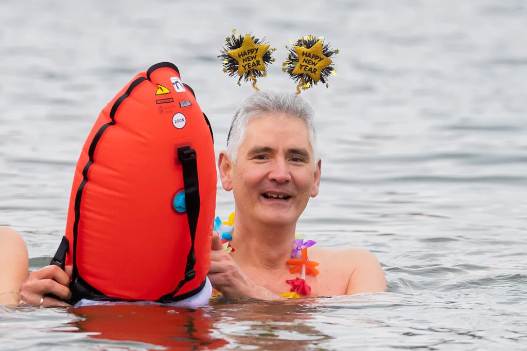 Diesmal war es fast warm: Neujahrsschwimmen im Orankesee
