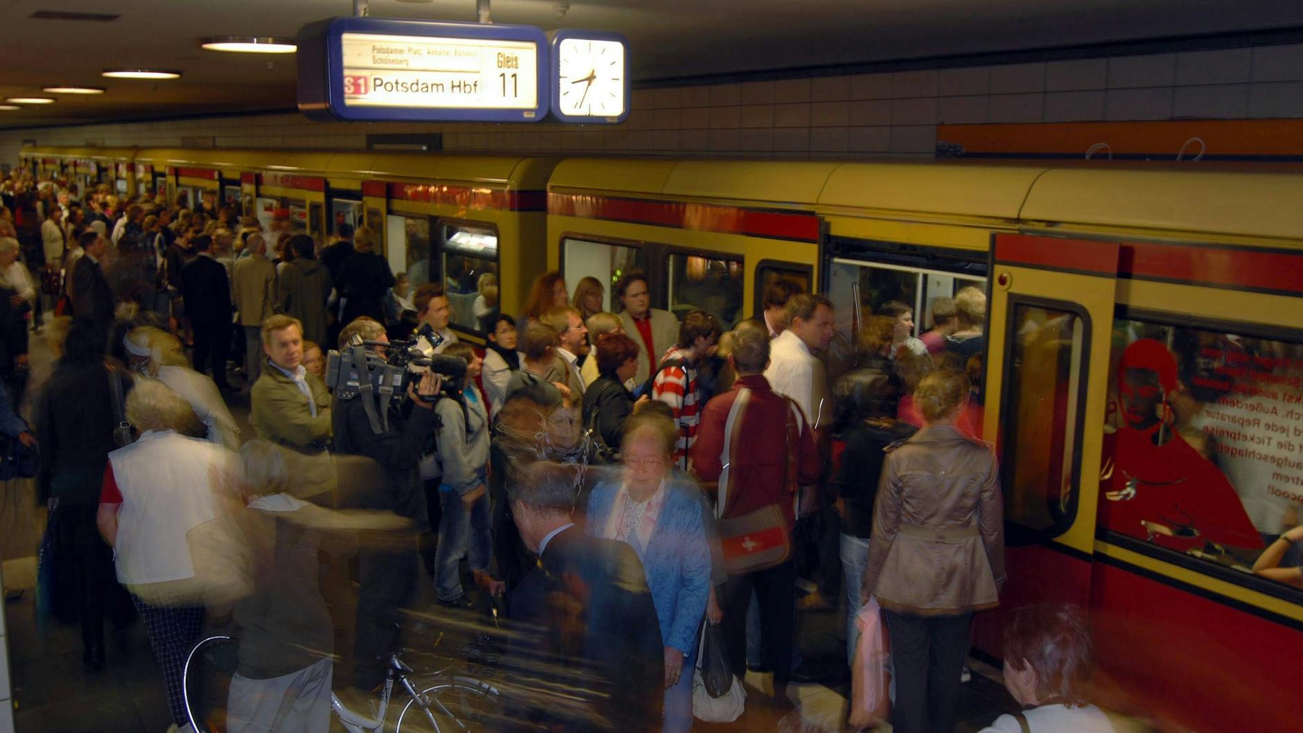 Menschen drängen sich an einer überfüllten S-Bahn am Bahnhof Friedrichstraße. 