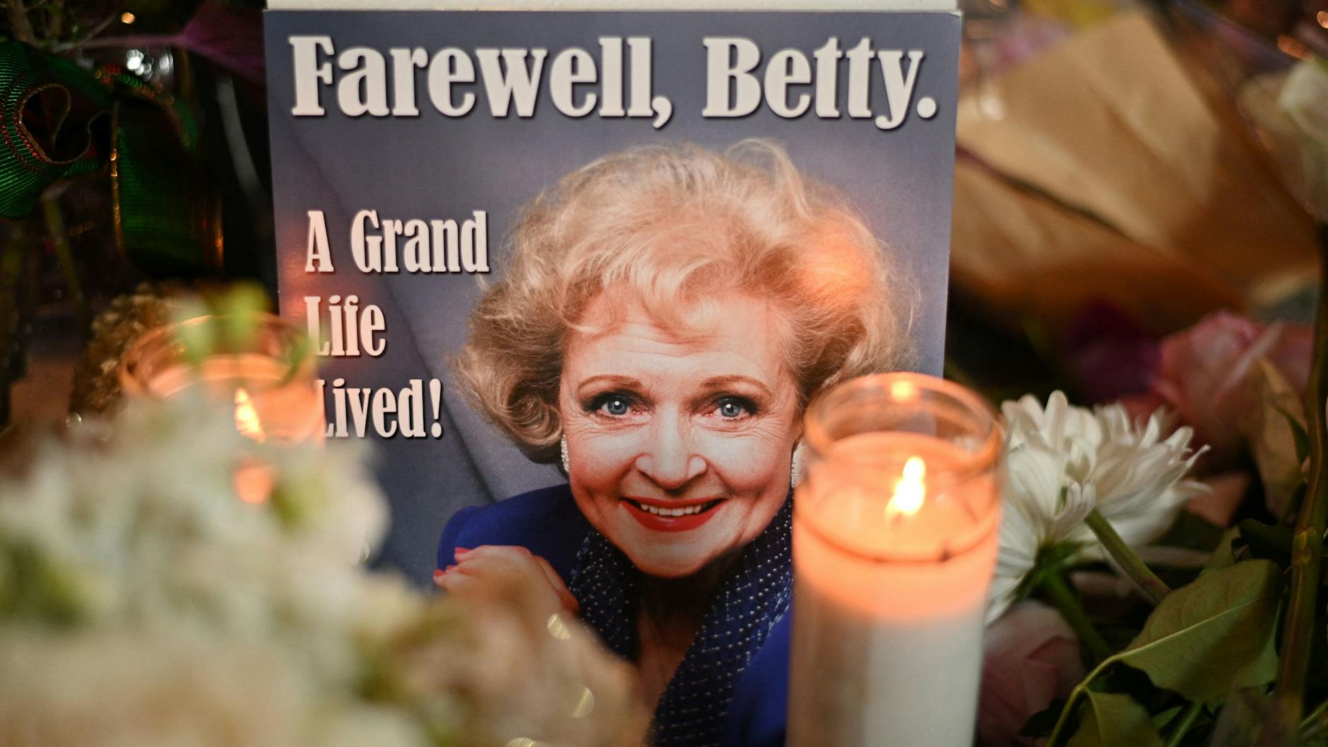 Blumen und Kerzen erinnern an Schauspielerin Betty White. 