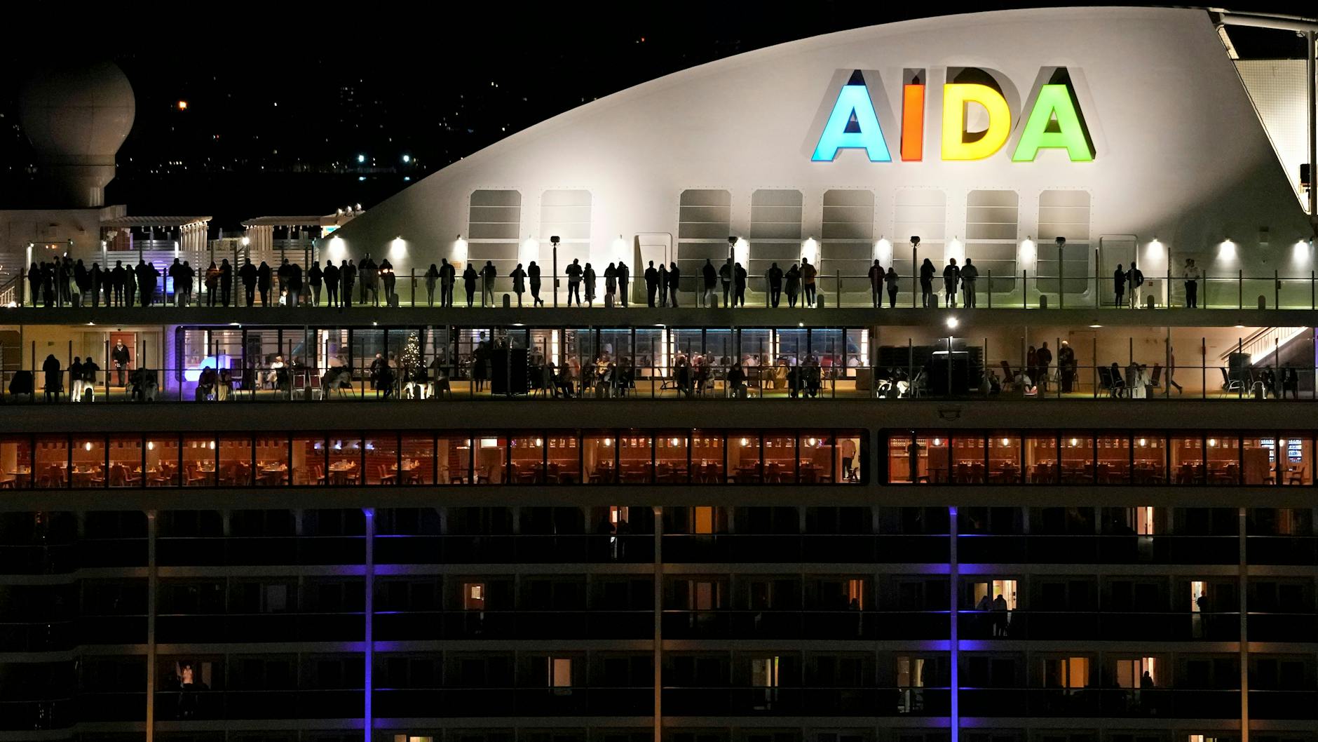 Lissabon: Passagiere auf dem Deck des Kreuzfahrtschiffs „Aida Nova“. Wegen mehrerer Infektionsfälle bei der Besatzung verzögert sich die Weiterfahrt.