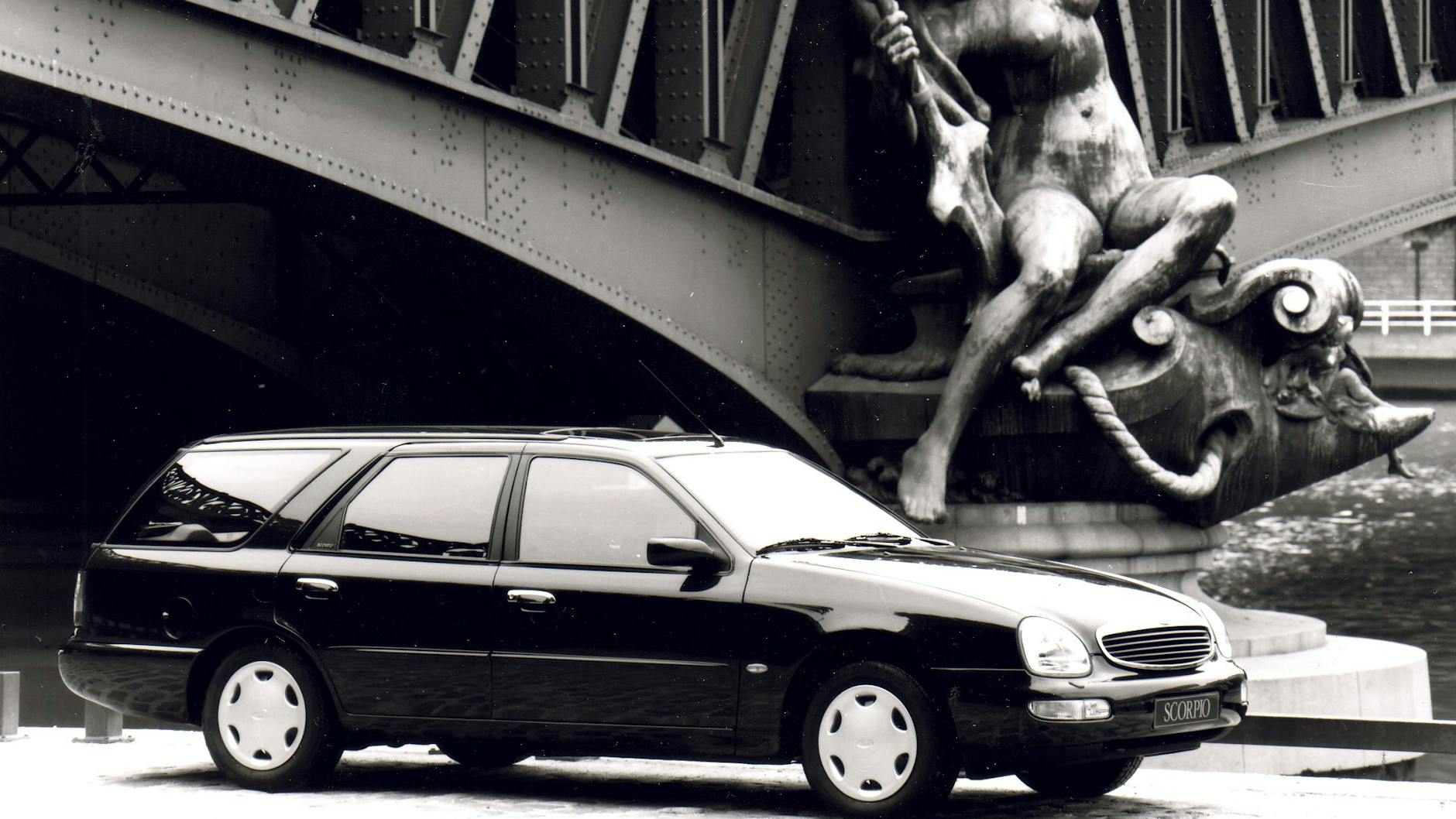 Volles Rohr und mit Pauken und Trompeten? Wir wissen nicht, was sich im Kopf des Werksfotografen abspielte, als er den Ford Scorpio Turnier so inszenierte. 