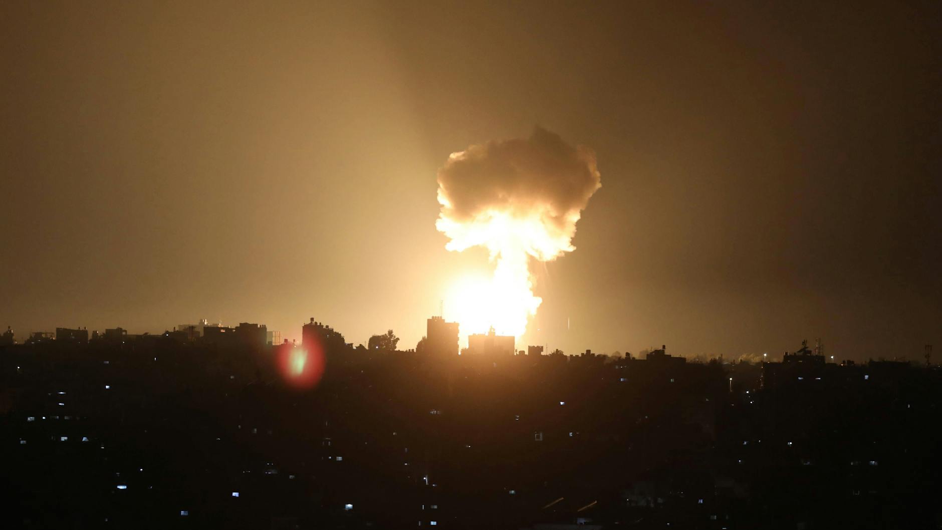 Die israelische Armee soll den Gazastreifen bombardiert haben. Das Bild ist offenbar in der Nacht zum 2. Januar entstanden.