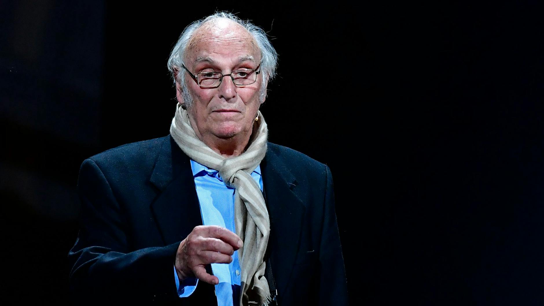 Der Filmregisseur Carlos Saura spricht bei der Verleihung des 30. Europäischen Filmpreises.