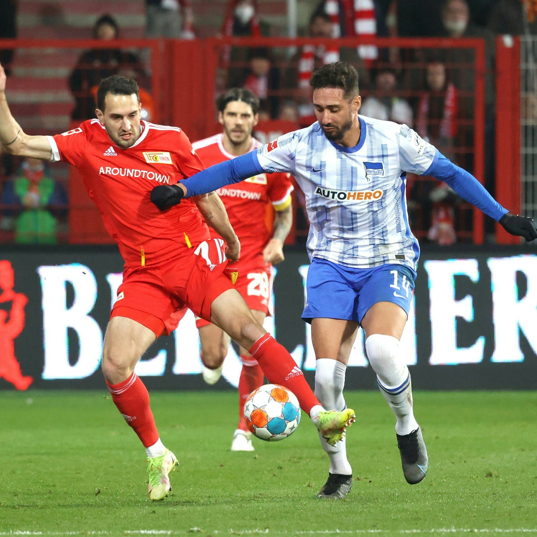 Levin Öztunali (l.) im Duell mit Herthas Ishak Belfodil.