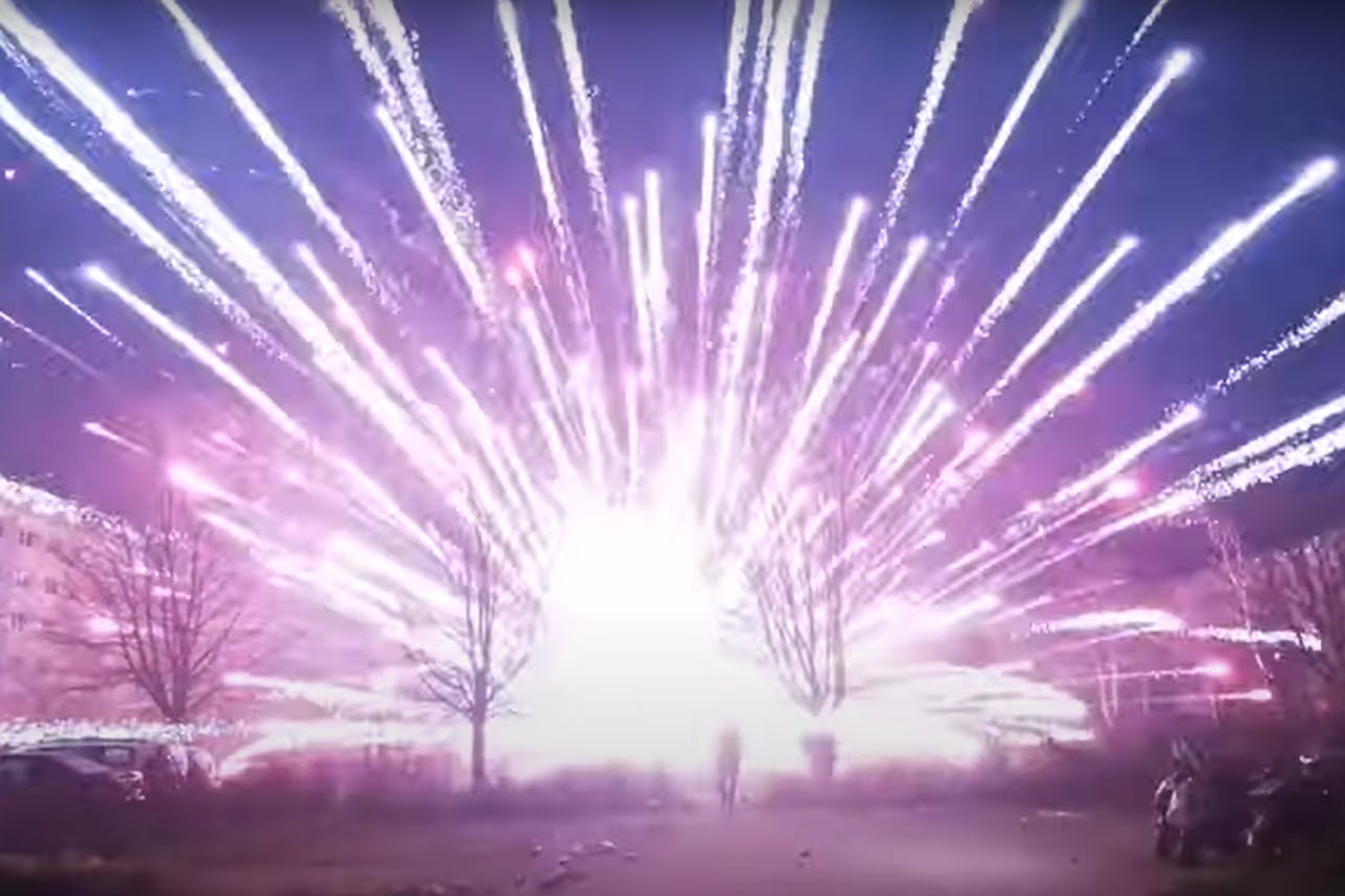 Bei der Detonation einer Kugelbombe auf dem Boden fliegen die Feuerwerks-Sterne unzählige Meter weit - wer ringsherum steht, ist gefährdet.