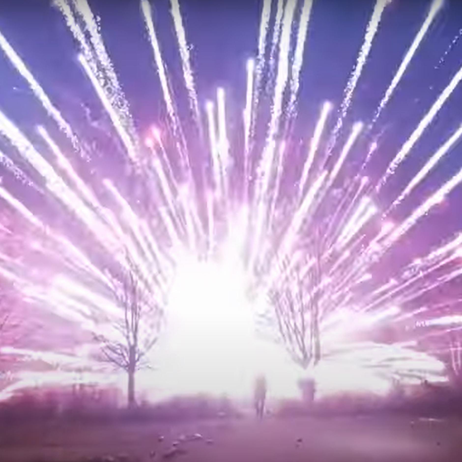 Extreme Videos von Silvester: So sieht es aus, wenn eine Mega-Kugelbombe am Boden explodiert – alles steht in Flammen