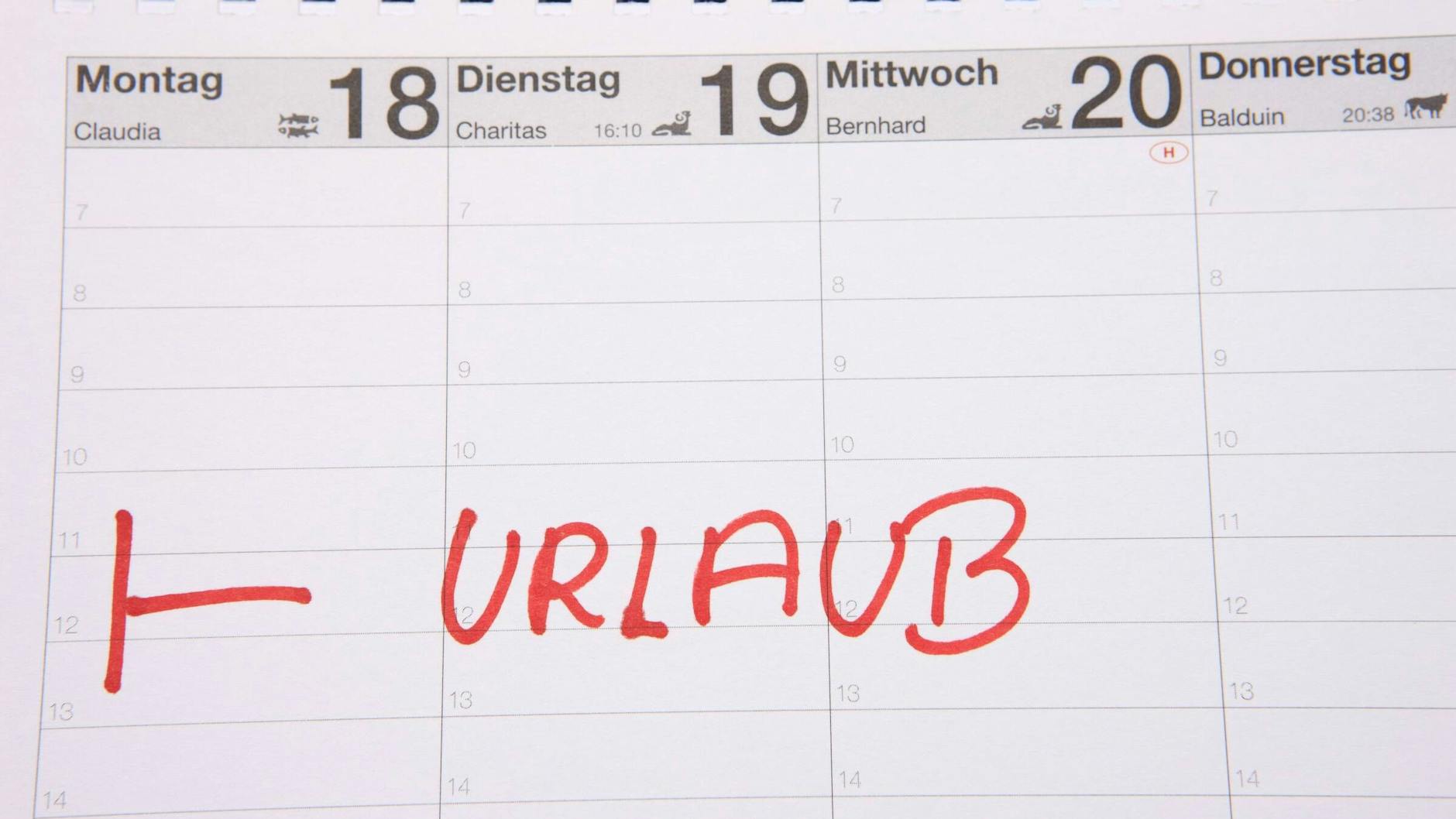 Wer im Kalender die Brückentage und gesetzlichen Feiertage clever nutzt, kann seine Urlaubszeit in diesem Jahr um einiges verlängern.