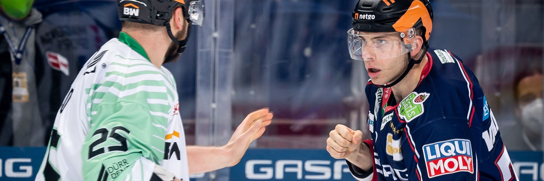 Handschuh aus und los! Aber Bietigheims Markus Kojo und Yannick Veilleux machen vorher mehr Tamtam, als die Keilerei dann hergibt. Wenigstens muss der Eisbär im Anschluss mal nicht allein auf die Strafbank. 