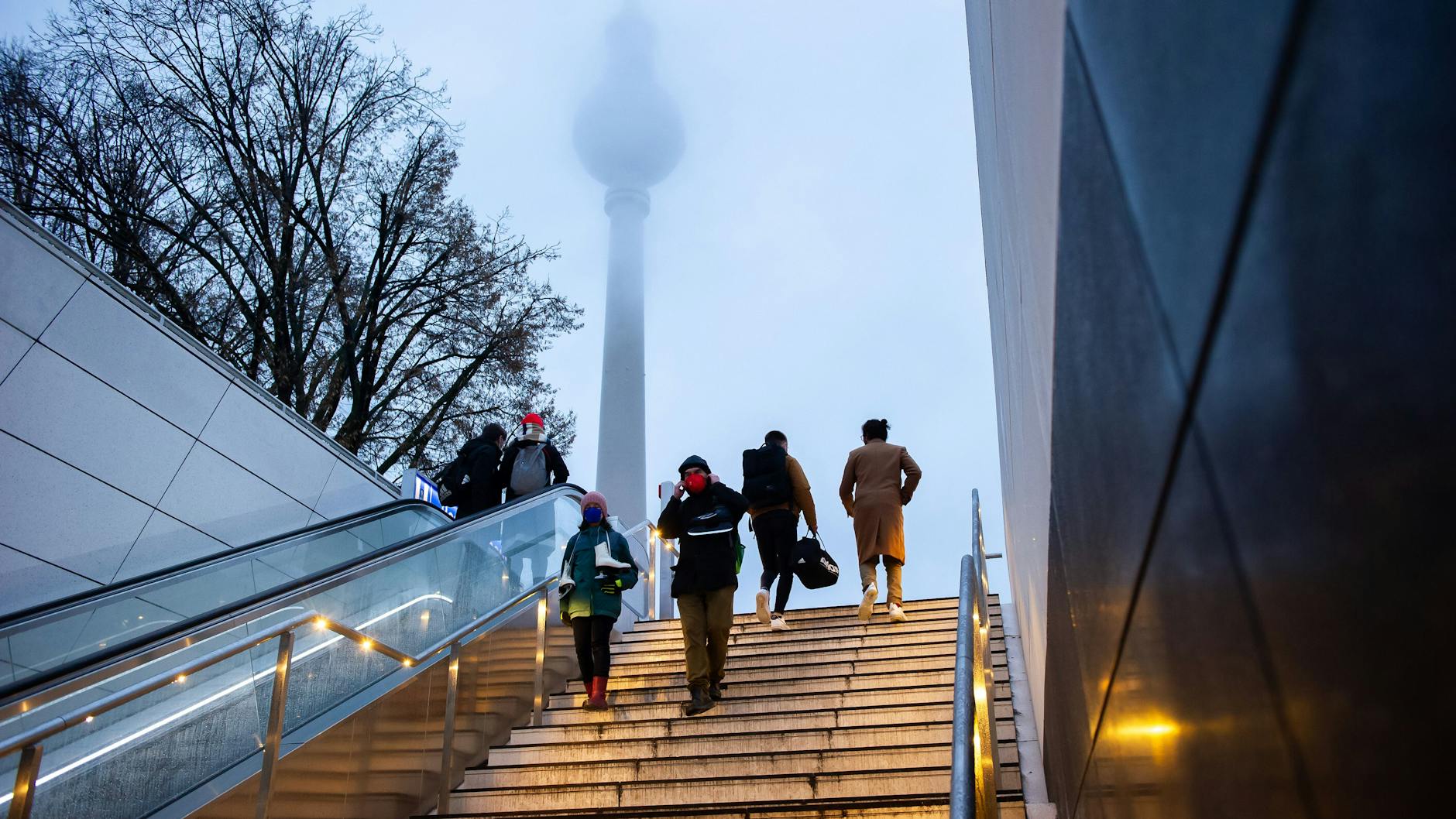  Passanten am U-Bahnhof Rotes Rathaus