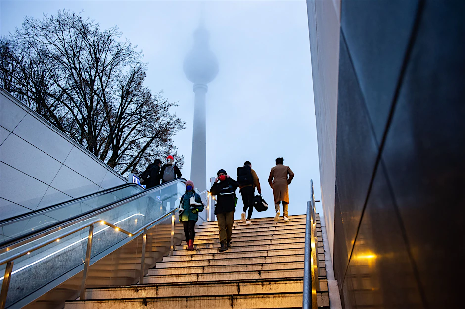&nbsp;Passanten am U-Bahnhof Rotes Rathaus