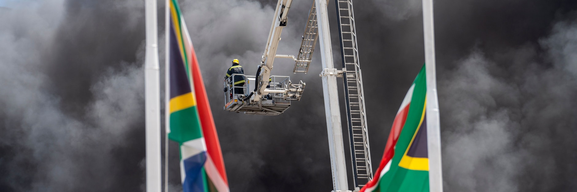 Feuerwehrleute versuchen die Flammen zu löschen.