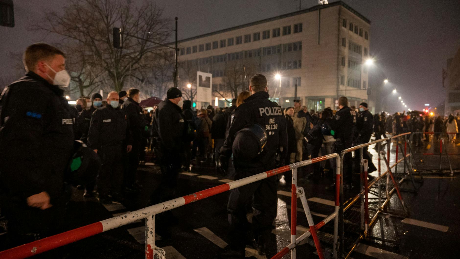 Berliner Polizisten auf der Straße Unter den Linden. Zahlreiche Videos kursieren aktuell im Netz. 