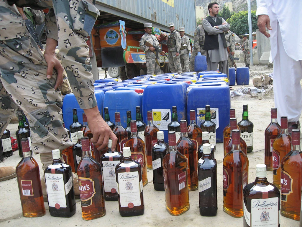 Taliban kippen 3000 Liter Alkohol in Kanal