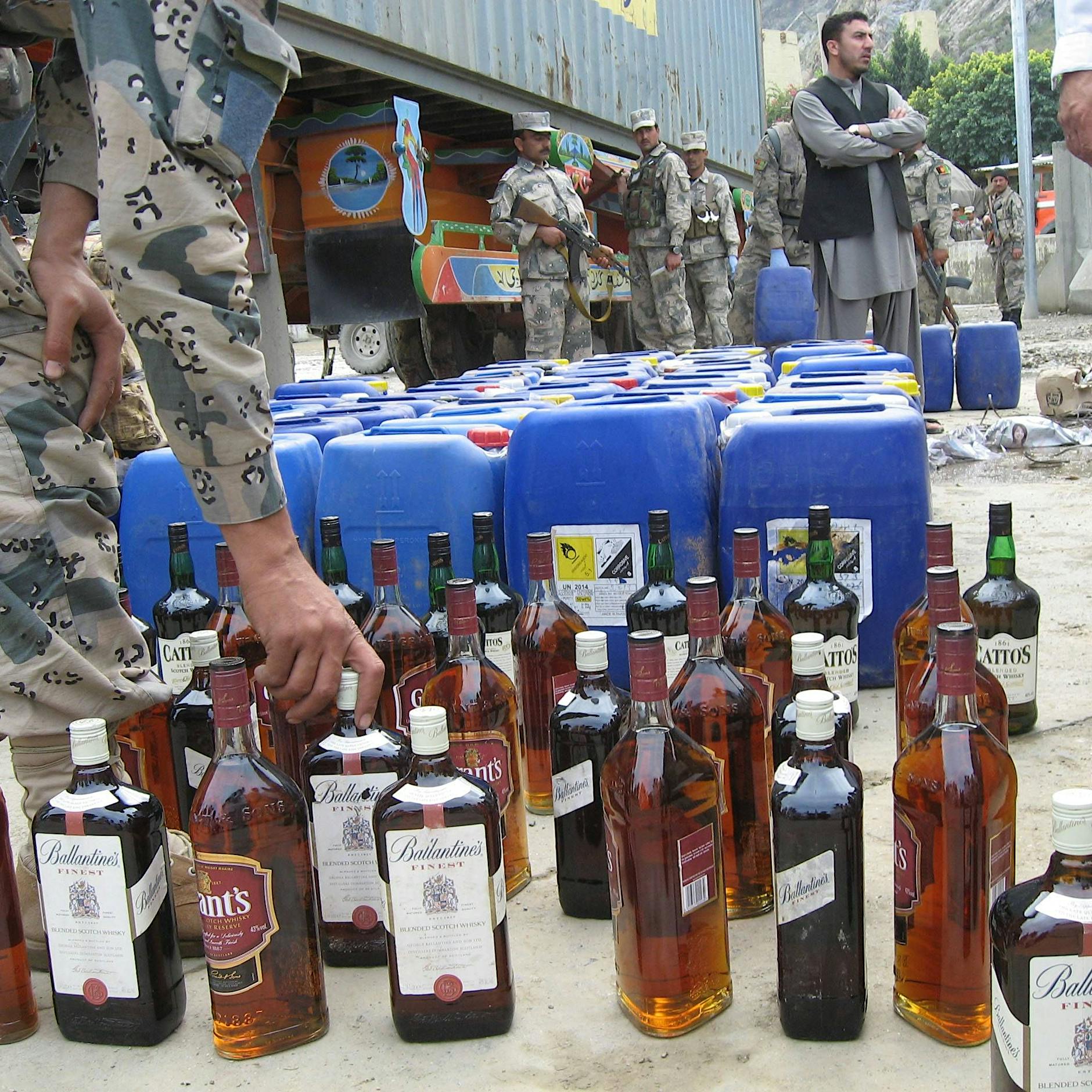 Taliban kippen 3000 Liter Alkohol in Kanal