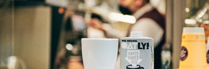 Die Deutsche Bahn bietet nun auch eine vegane Milchalternative im Bordbistro an.