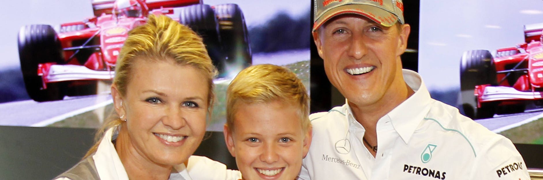 Die Schumacher Anfang September 2012: Michael strahlt mit Ehefrau Corinna und Sohn Mick um die Wette.