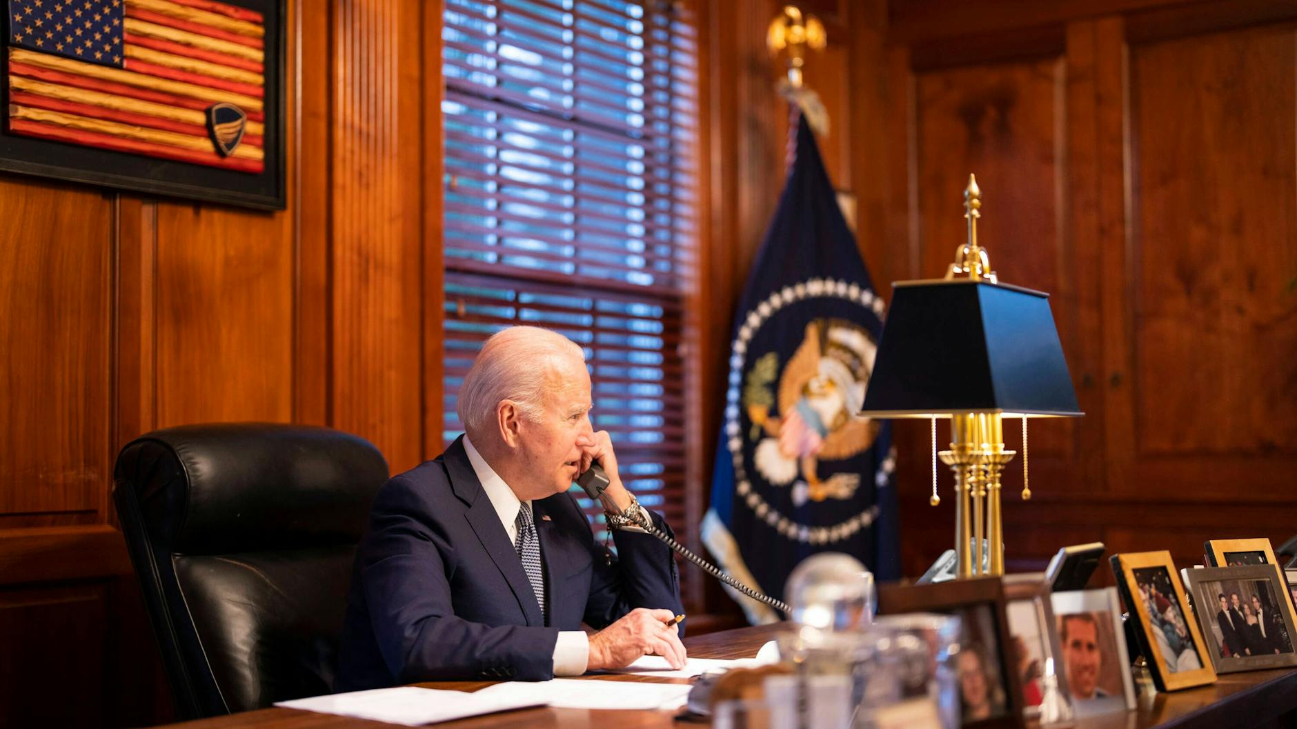 US-Präsident Joe Biden telefoniert am 30. Dezember 2021, aus seinem Privathaus in Wilmington, Delaware, mit dem russischen Präsidenten Wladimir Putin.