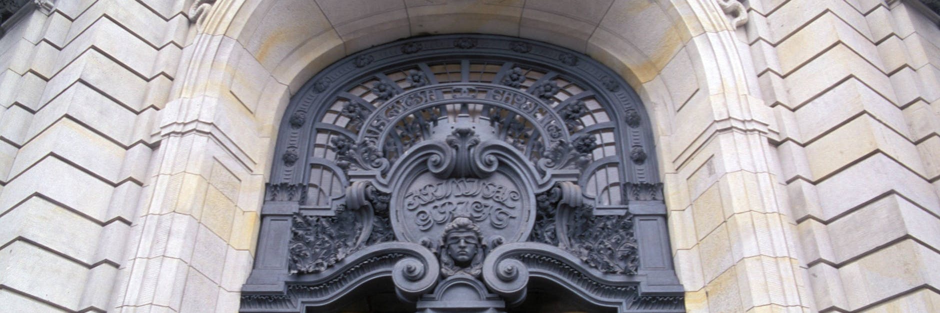 Der Eingang zum Kriminalgericht Moabit in Berlin