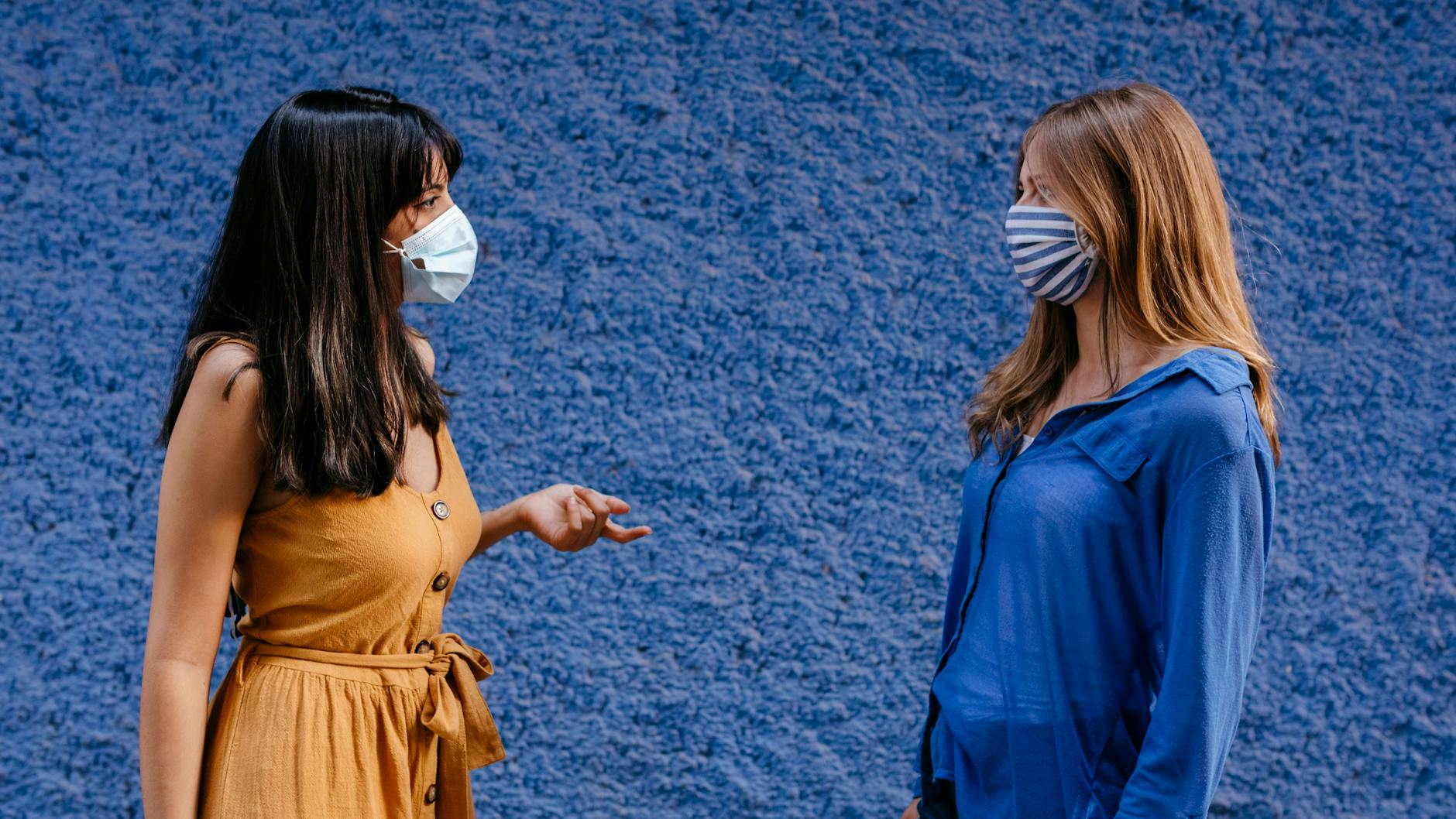 Kontaktbeschränkungen und soziale Distanz erschweren in Covid-Zeiten, Freundschaften zu pflegen.