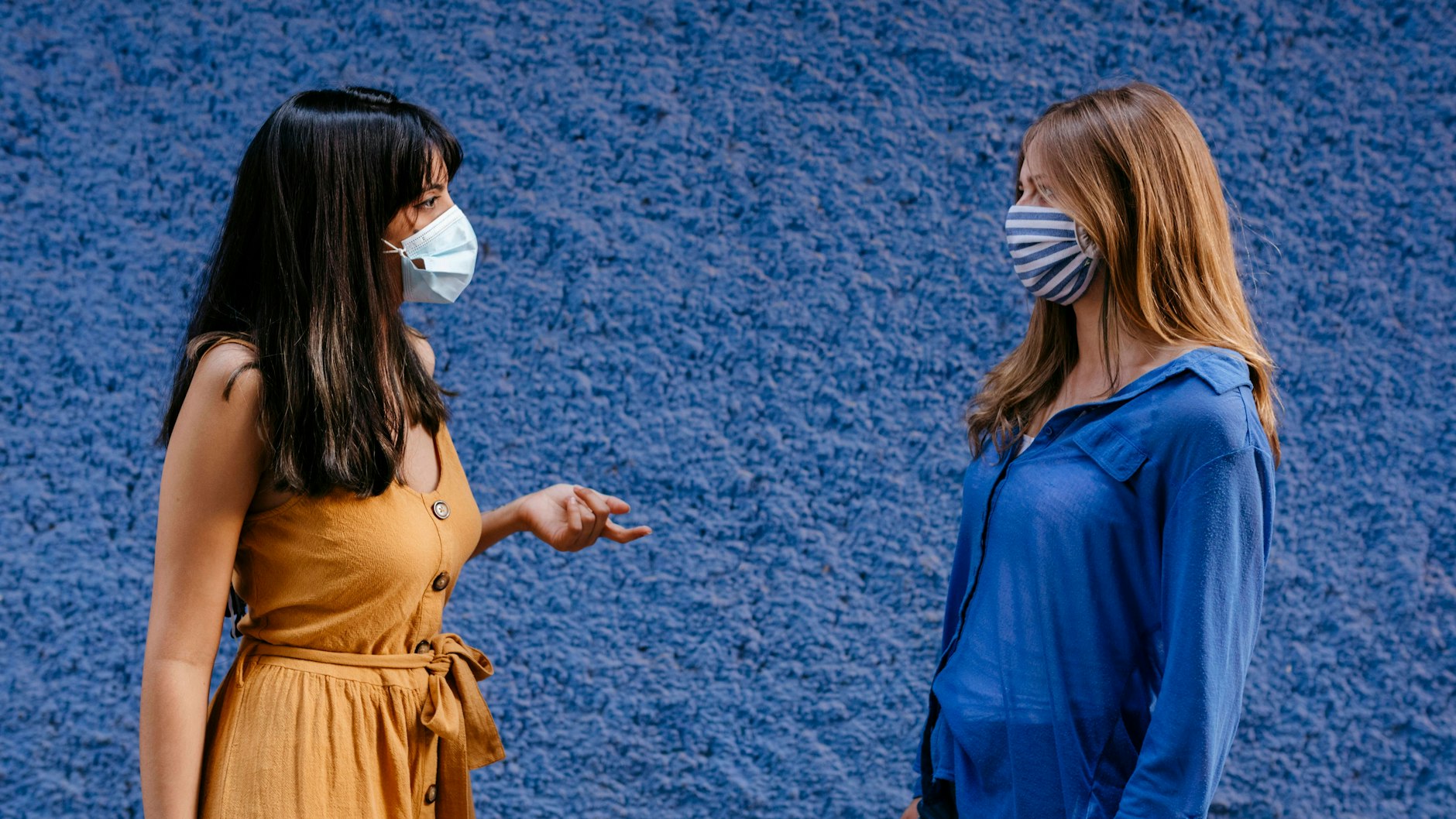 Kontaktbeschränkungen und soziale Distanz erschweren in Covid-Zeiten, Freundschaften zu pflegen.