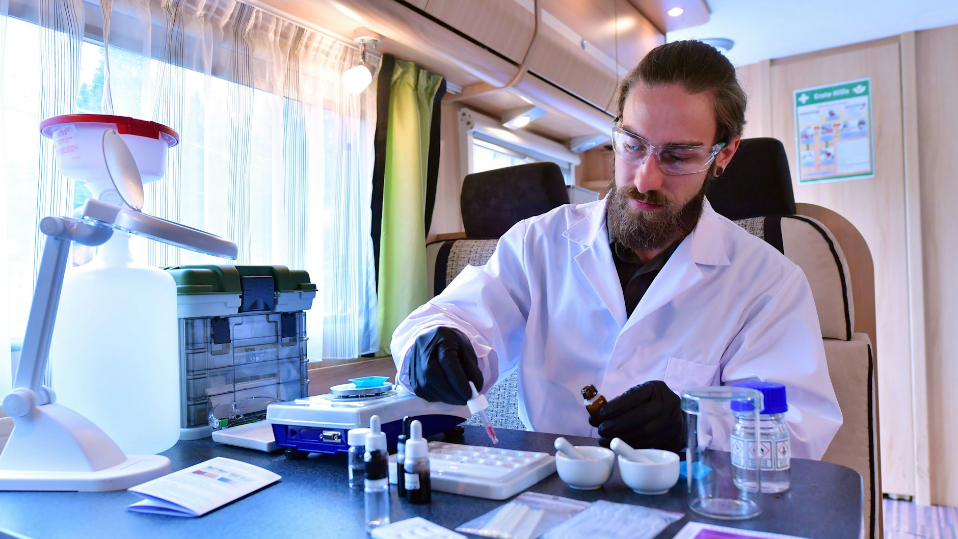 Das Testverfahren für Drug Checking im mobilen Labor (Archivbild).&nbsp;