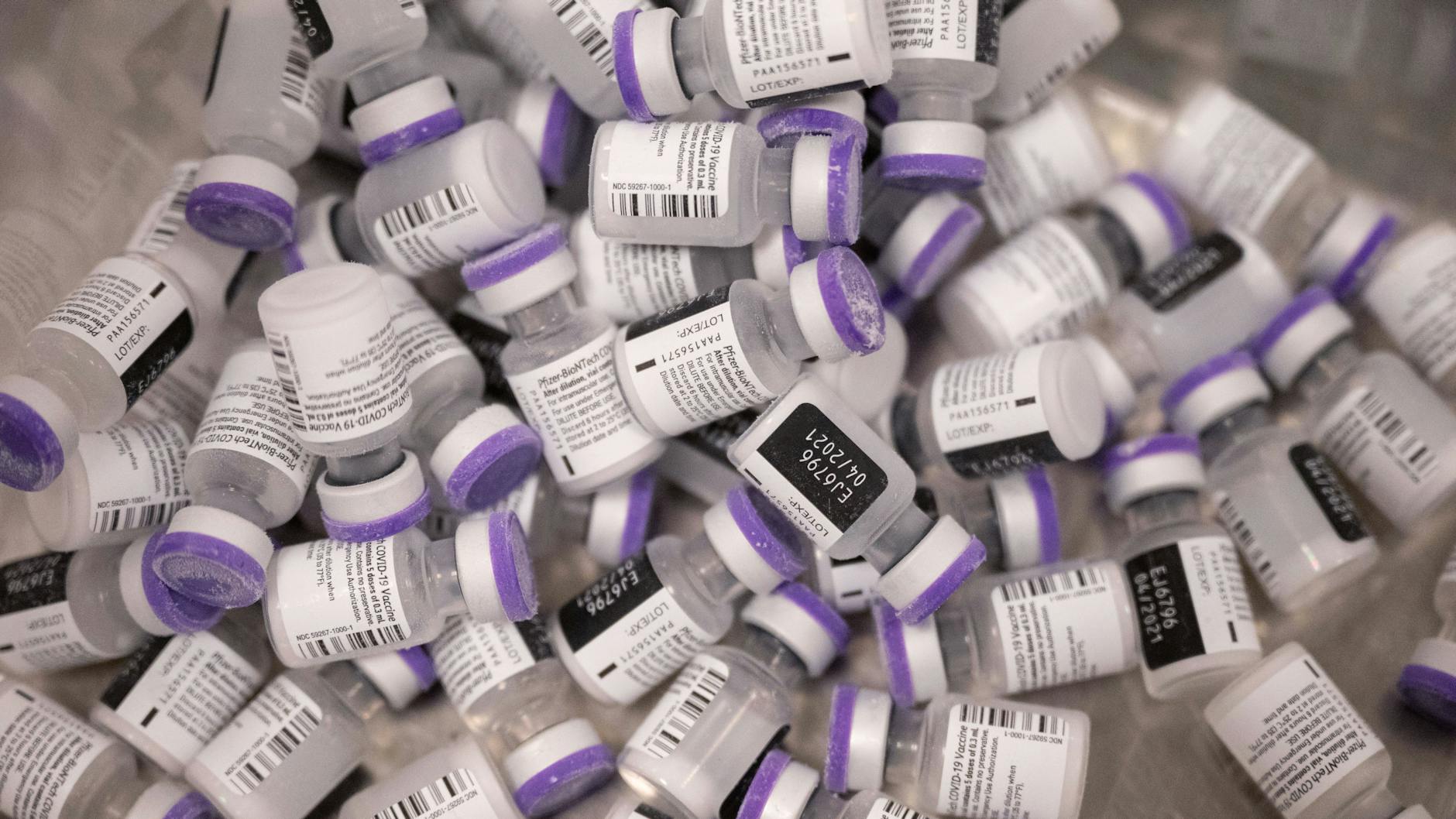 Ampullen des Covid-19-Impfstoffs von Biontech/Pfizer liegen in einer Box (Symbolbild).