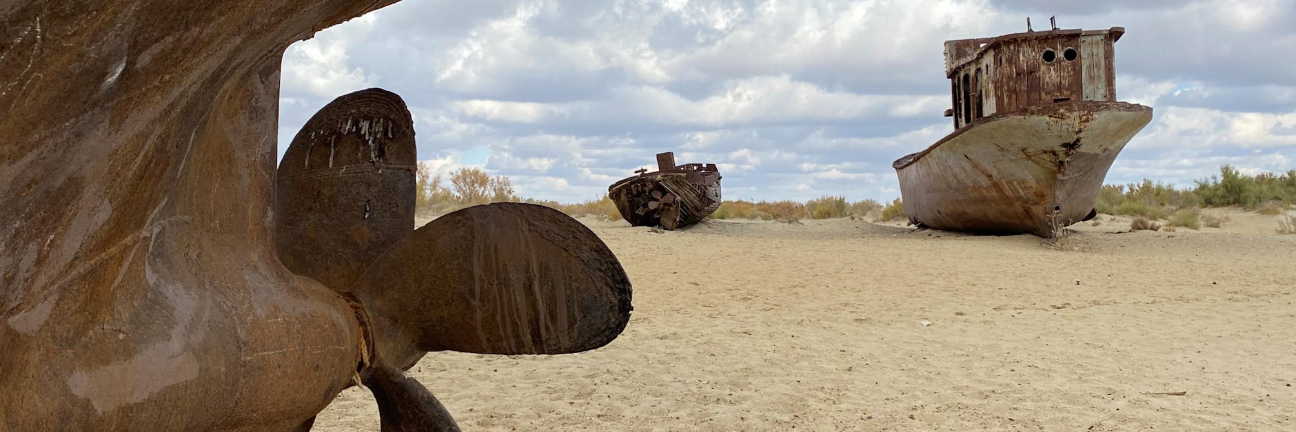 Rostige Schiffe liegen im Sand der früheren Hafenstadt Mujnak, aus der sich das Wasser schon vor Jahrzehnten zurückgezogen hat.