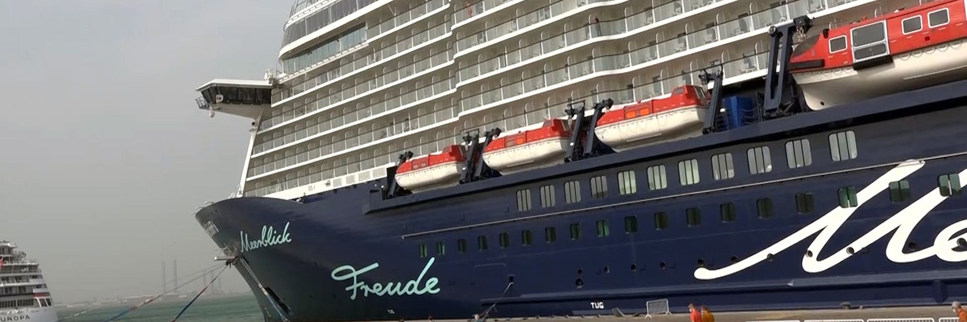 Das Kreuzfahrtschiff „Mein Schiff 6“ liegt im Hafen. Das Schiff der Reederei Tui Cruises hat seine aktuelle Reise abgebrochen.&nbsp;
