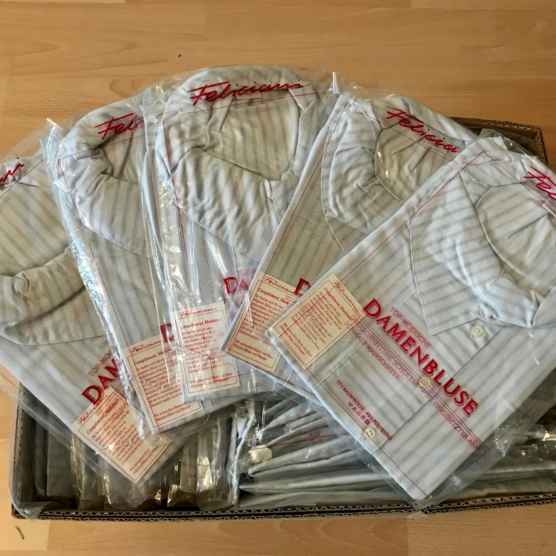 Die Blusen: Sehr aufwändig und teuer verpackt, aber nicht sehr schön. Der&nbsp;asymmetrische Kragen ist fast etwas gewagt.&nbsp;