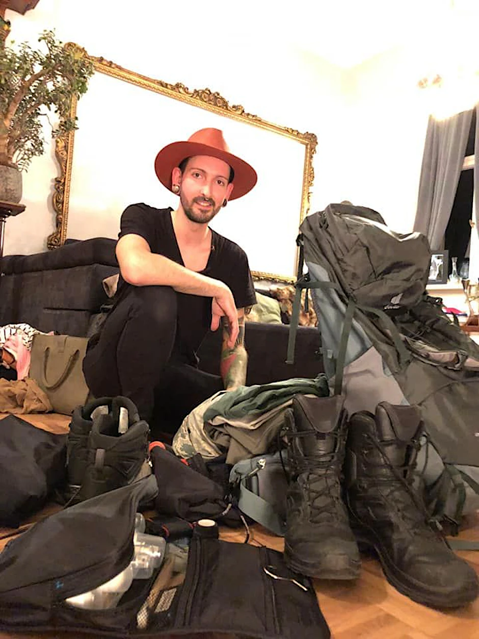 Fabian Kahl hat seine Sachen gepackt; ist bereit, „Bares für Rares“ den Rücken zu kehren und in die Wildnis Afrikas zu gehen.