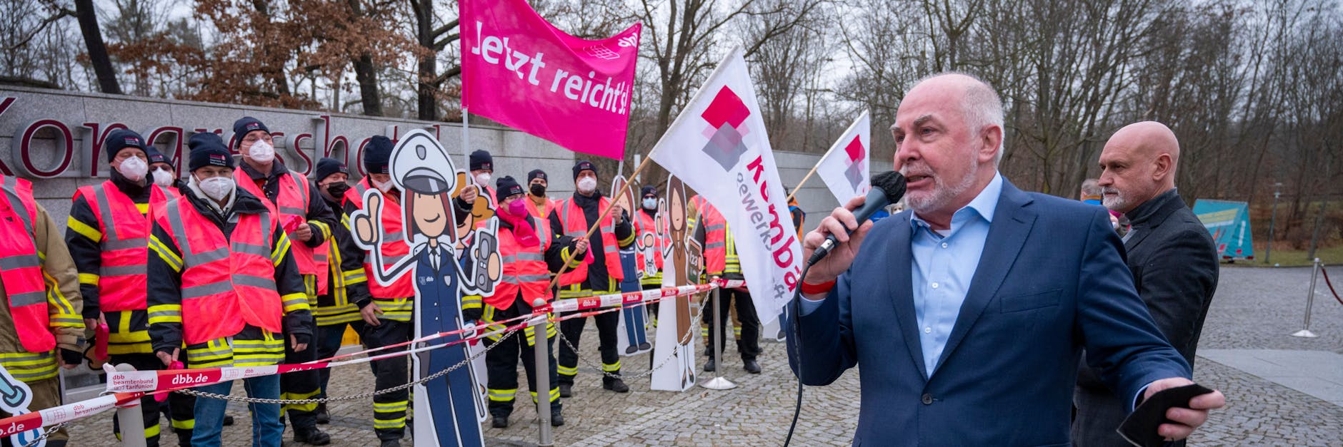 Ulrich Silberbach, Bundesvorsitzender von dbb beamtenbund und tarifunion, bei einer Demo während der letzten Tarifverhandlungen für den öffentlichen Dienst.