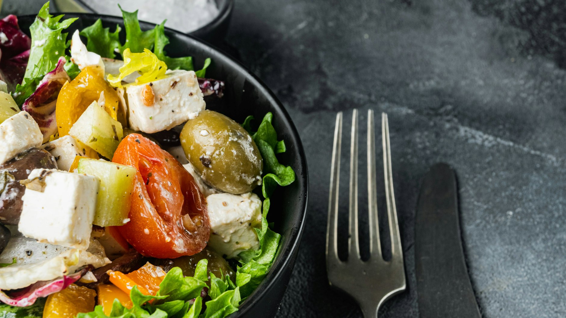 Ein griechischer Salat ist schnell gemacht und schmeckt ganz hervorragend.