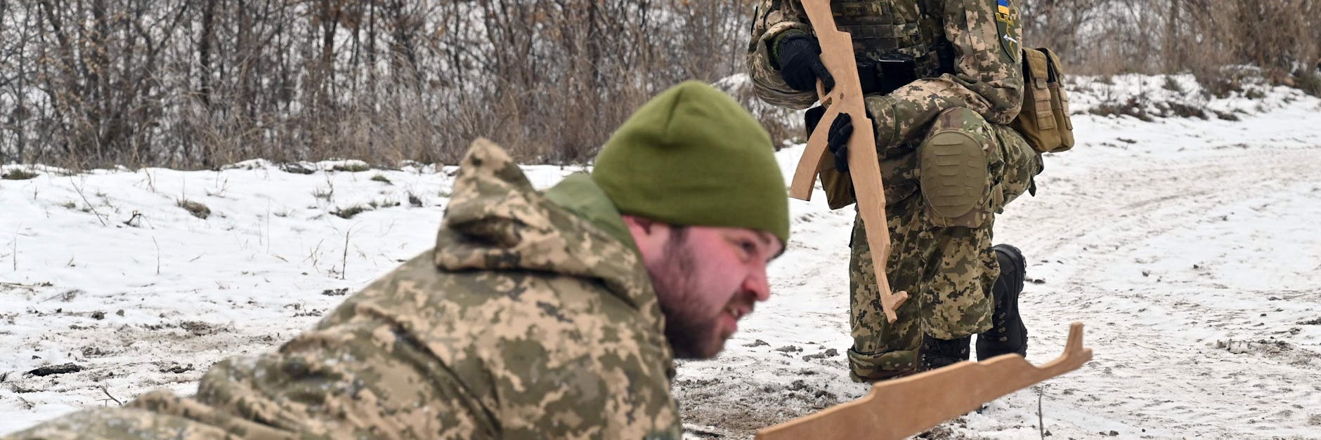 Reservisten der ukrainischen Territorialverteidigung bei einer Übung: Offenbar gibt es nicht genug Gewehre für sie.