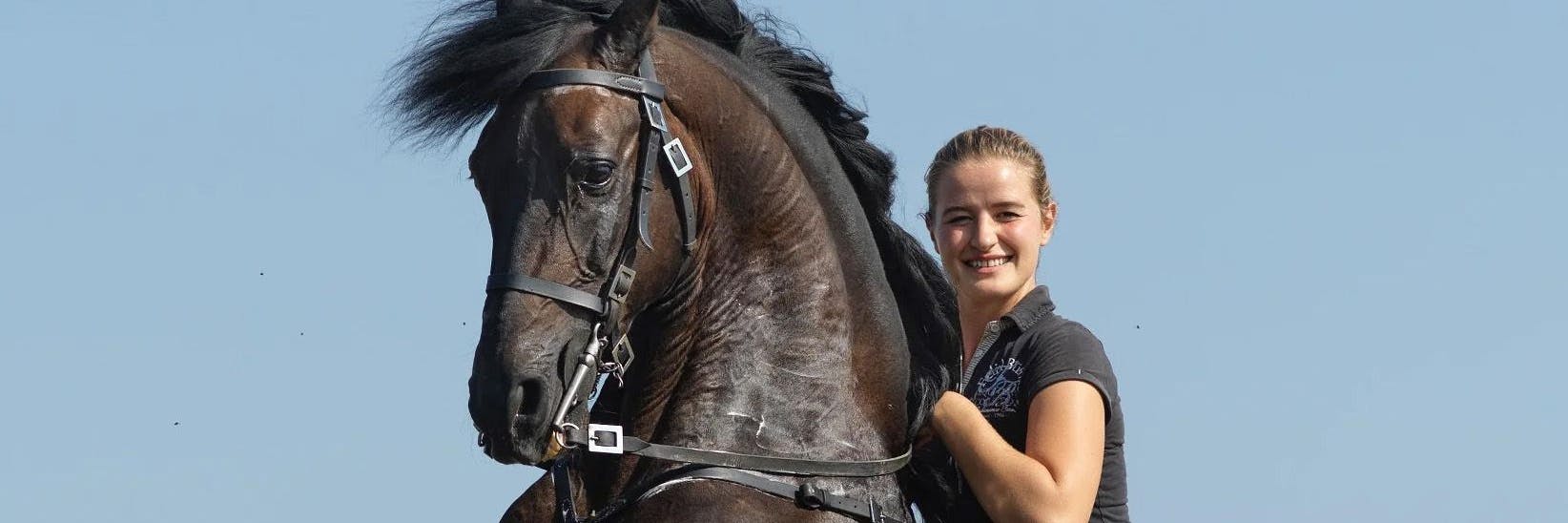 Die deutsche Stierkämpferin Clara Kreutter hoch zu Ross in Portugal. Kreutter ist die erste deutsche Profi-Stierkämpferin.