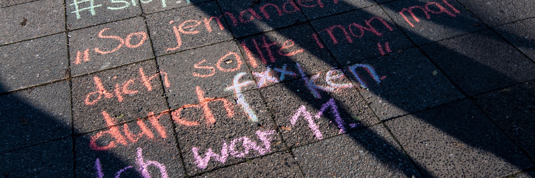 „@catcallsofberlin – #stoppt Belästigung – ‚So jemanden wie dich sollte man mal durchf**ken.‘ Ich war 11.“ steht auf einem Bürgersteig geschrieben. Der anzügliche Spruch wird später auf der Instagram-Seite „catcallsofberlin“ veröffentlicht.