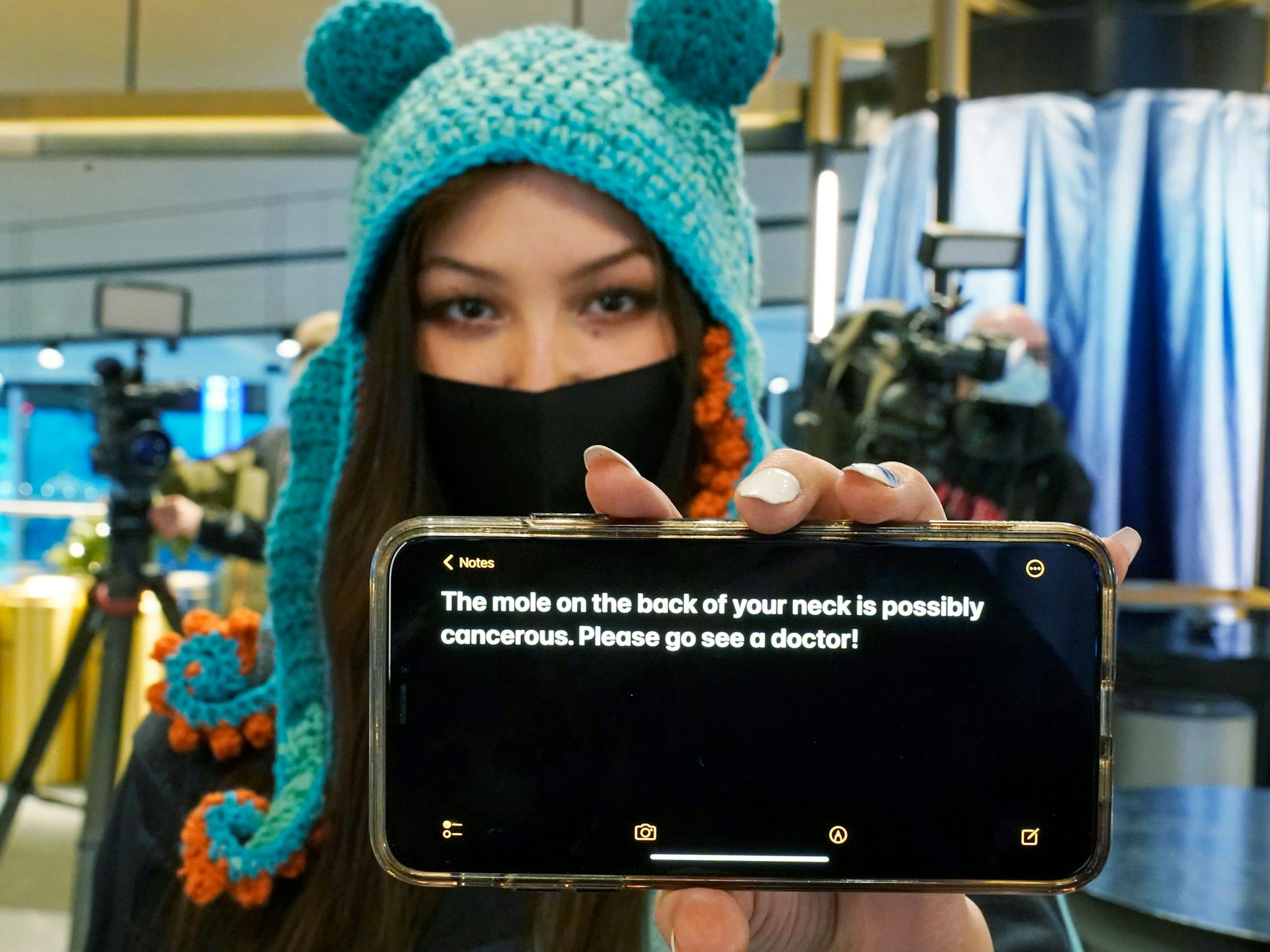 Nadia Popovici hielt das Handy-Display an die Scheibe, die die Zuschauer von der Bank der Canucks trennte, sodass Hamilton sie lesen konnte.