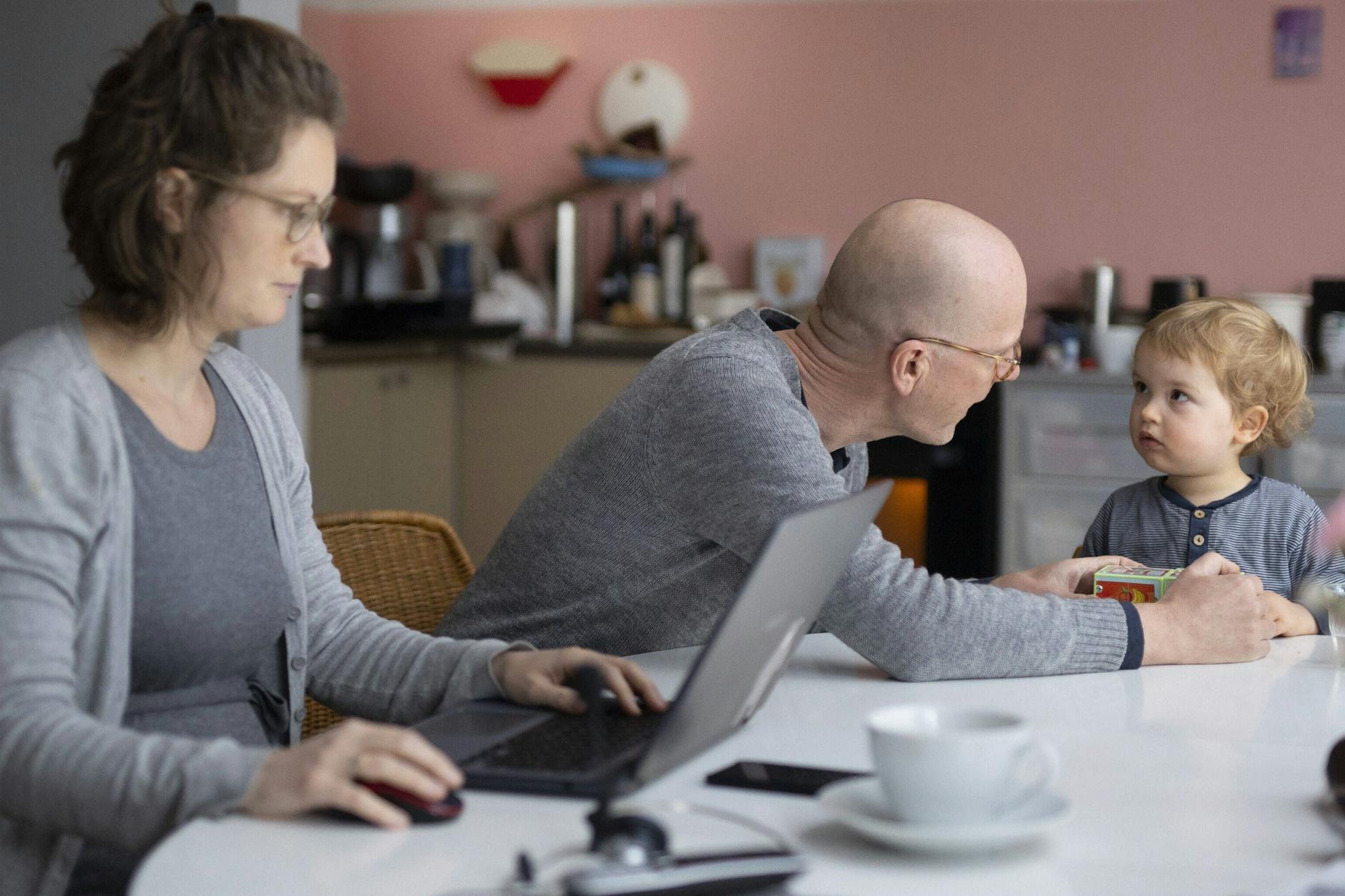 Mutter arbeitet, Vater bespielt das Kind: Das Leben von Familien hat sich verändert. Jetzt sind endlich ein paar passende Reform in Sicht, die Hindernisse für die Gleichstellung beseitigen.