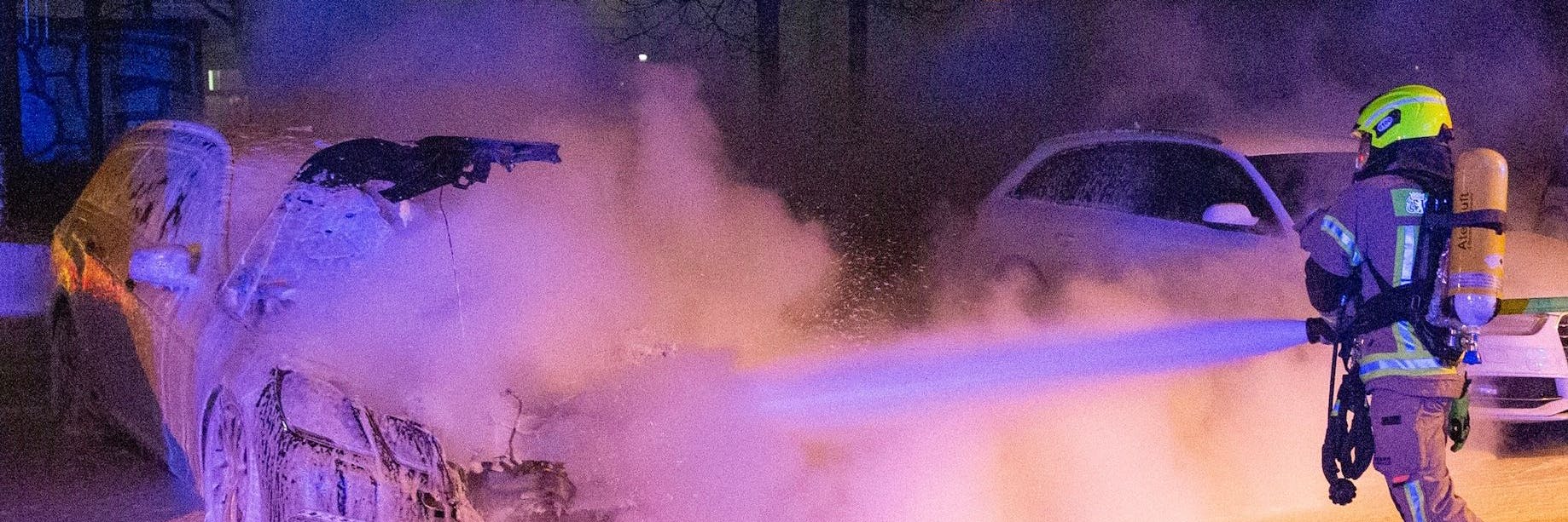 Fast schon täglich muss die Berliner Feuerwehr zu Autobränden ausrücken.