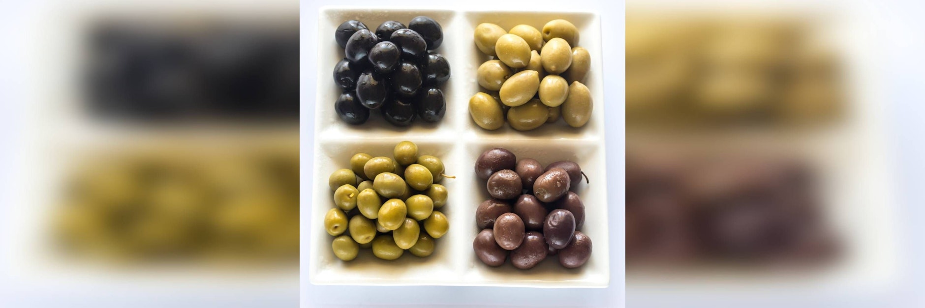 Schüsseln mit grünen, schwarzen und geschwärzten Oliven: Doch wo ist der Unterschied?